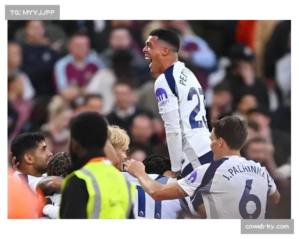 西汉姆联主场逼平曼联 鲍恩快速推进助攻绍切克破门